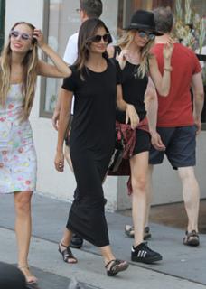 Lily Aldridge feet photo thumbnail