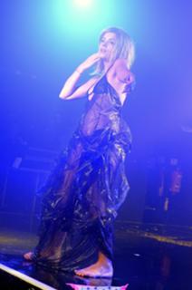 Lily Allen feet photo thumbnail