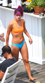 Lily Allen feet photo thumbnail