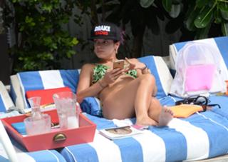 Lily Allen feet photo thumbnail