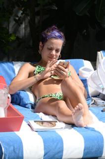 Lily Allen feet photo thumbnail