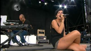 Lily Allen feet photo thumbnail