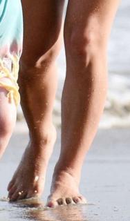 Lily Allen feet photo thumbnail