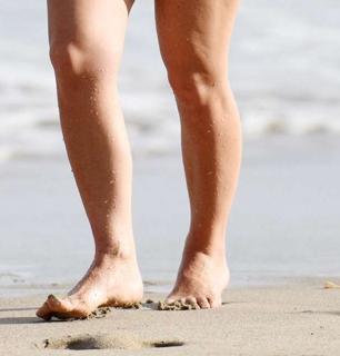 Lily Allen feet photo thumbnail