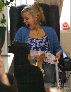 Lily Allen feet photo thumbnail