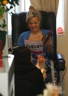 Lily Allen feet photo thumbnail