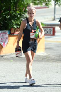 Lily Allen feet photo thumbnail