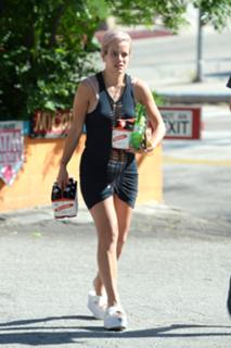 Lily Allen feet photo thumbnail