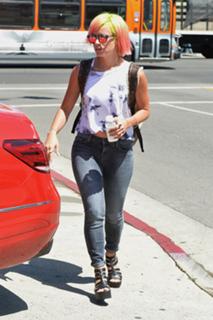 Lily Allen feet photo thumbnail