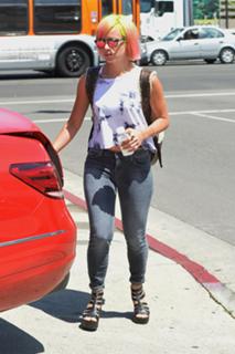 Lily Allen feet photo thumbnail