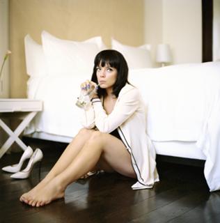 Lily Allen feet photo thumbnail