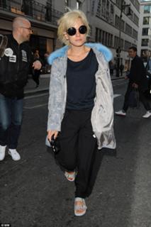 Lily Allen feet photo thumbnail