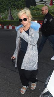 Lily Allen feet photo thumbnail