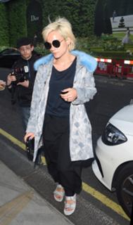 Lily Allen feet photo thumbnail
