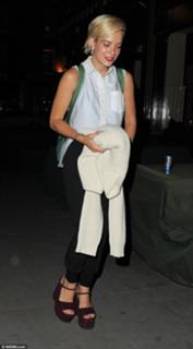 Lily Allen feet photo thumbnail