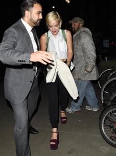 Lily Allen feet photo thumbnail
