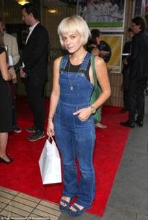 Lily Allen feet photo thumbnail