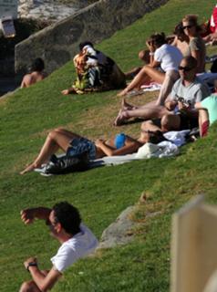 Lily Allen feet photo thumbnail