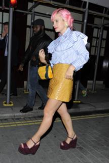Lily Allen feet photo thumbnail