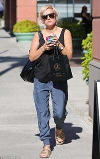 Lily Allen feet photo thumbnail
