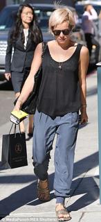 Lily Allen feet photo thumbnail