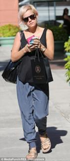 Lily Allen feet photo thumbnail