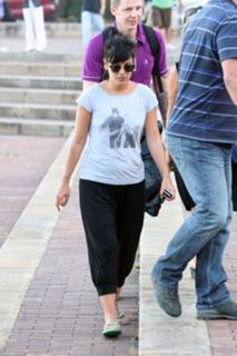 Lily Allen feet photo thumbnail