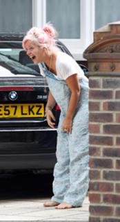 Lily Allen feet photo thumbnail
