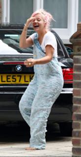 Lily Allen feet photo thumbnail