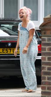 Lily Allen feet photo thumbnail