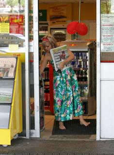Lily Allen feet photo thumbnail