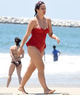 Lily Allen feet photo thumbnail