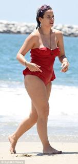 Lily Allen feet photo thumbnail