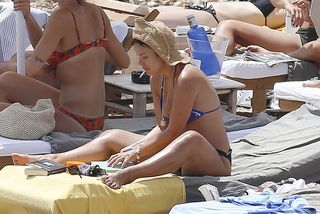 Lily Allen feet photo thumbnail
