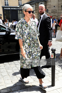 Lily Allen feet photo thumbnail
