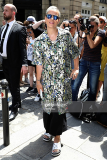 Lily Allen feet photo thumbnail