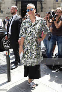 Lily Allen feet photo thumbnail