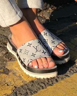 Lily Allen feet photo thumbnail