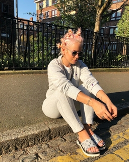 Lily Allen feet photo thumbnail