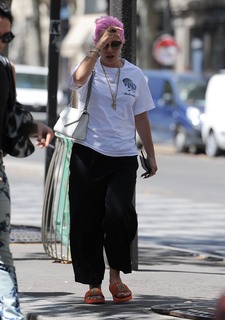 Lily Allen feet photo thumbnail