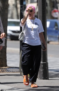 Lily Allen feet photo thumbnail