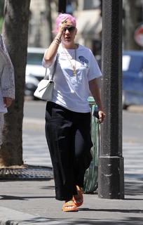 Lily Allen feet photo thumbnail