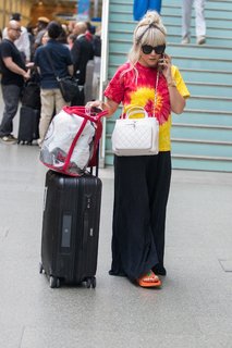 Lily Allen feet photo thumbnail