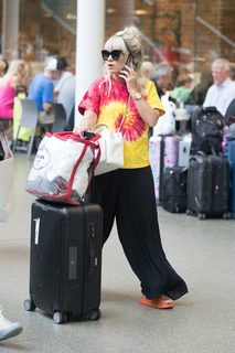 Lily Allen feet photo thumbnail