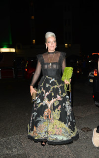 Lily Allen feet photo thumbnail