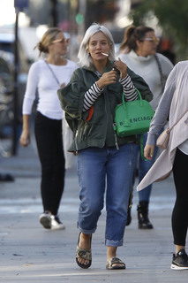 Lily Allen feet photo thumbnail
