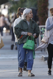 Lily Allen feet photo thumbnail