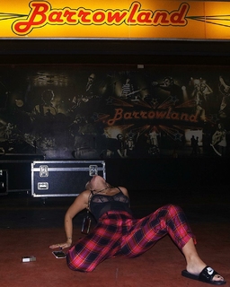 Lily Allen feet photo thumbnail