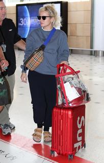 Lily Allen feet photo thumbnail