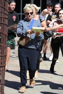 Lily Allen feet photo thumbnail